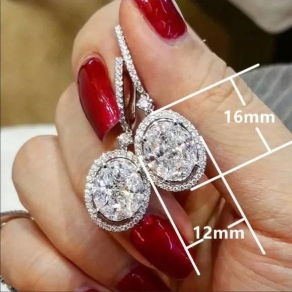 NEW 18K WHITE GOLD OVAL DIAMOND EARRINGS, NICE EARRINGS, CUTE EARRINGS. - Picture 2 of 4